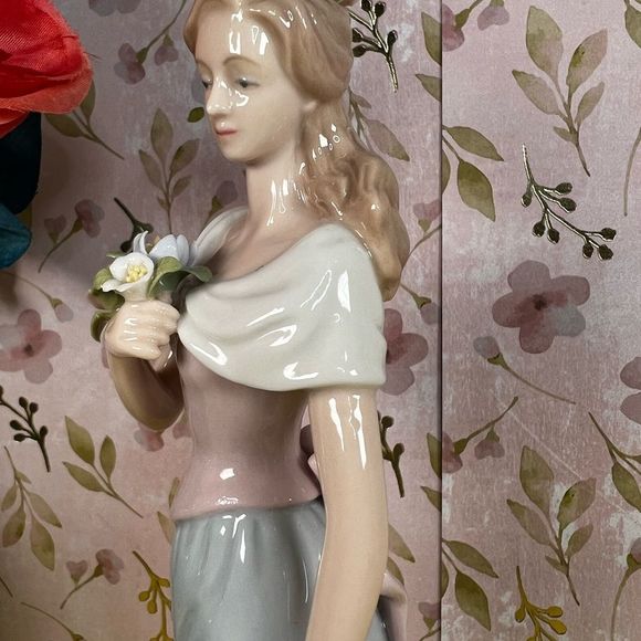 Avon Kathleen”A SPRING STROLL” Beauty Porcelain Figurine Moments & Memories 2002 - Picture 4 of 14